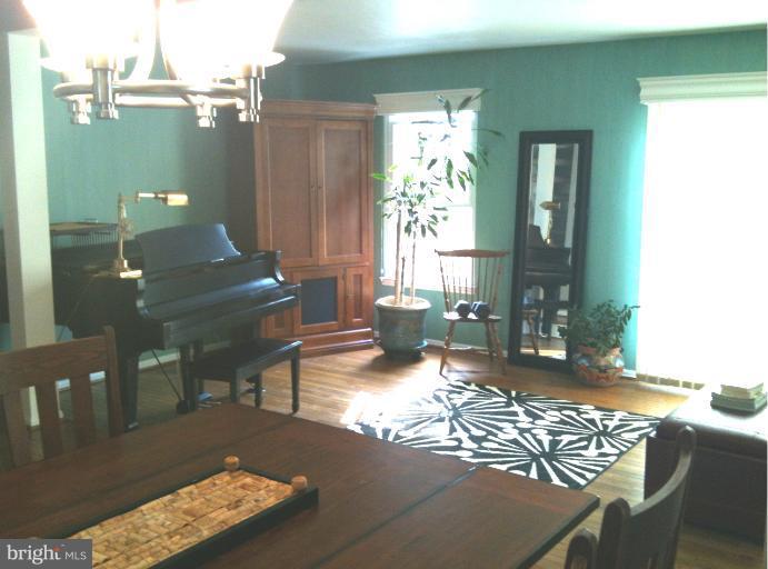 1567 Autumn Ridge Circle Reston, VA 20194 - Photo 11 of 22 Living Room