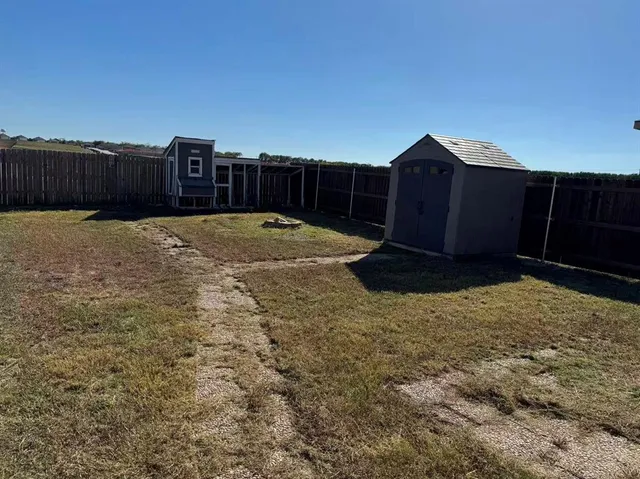 a view of a backyard