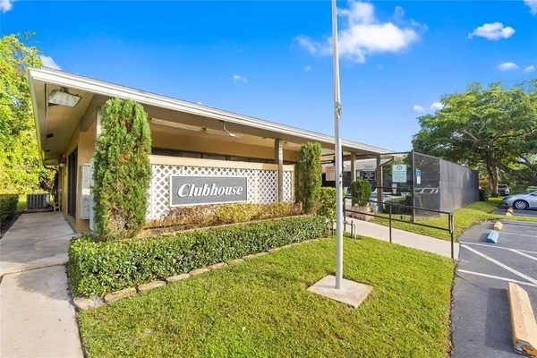 a view of a back yard