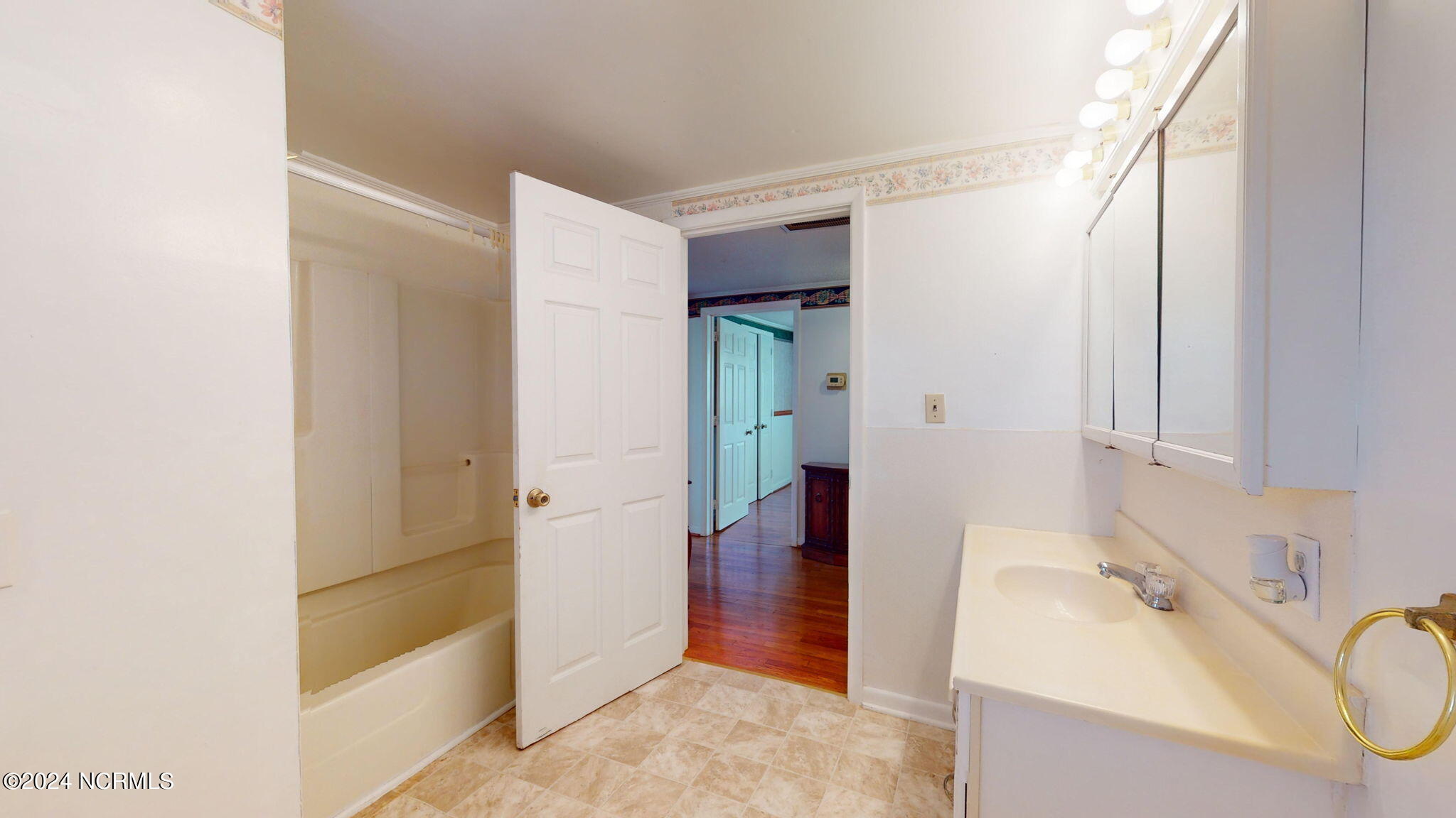 1154 Merrimon Road Beaufort, NC 28516 - Photo 24 of 46 Primary Bathroom