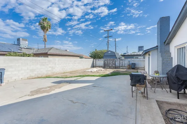 a view of a house with backyard and a tree