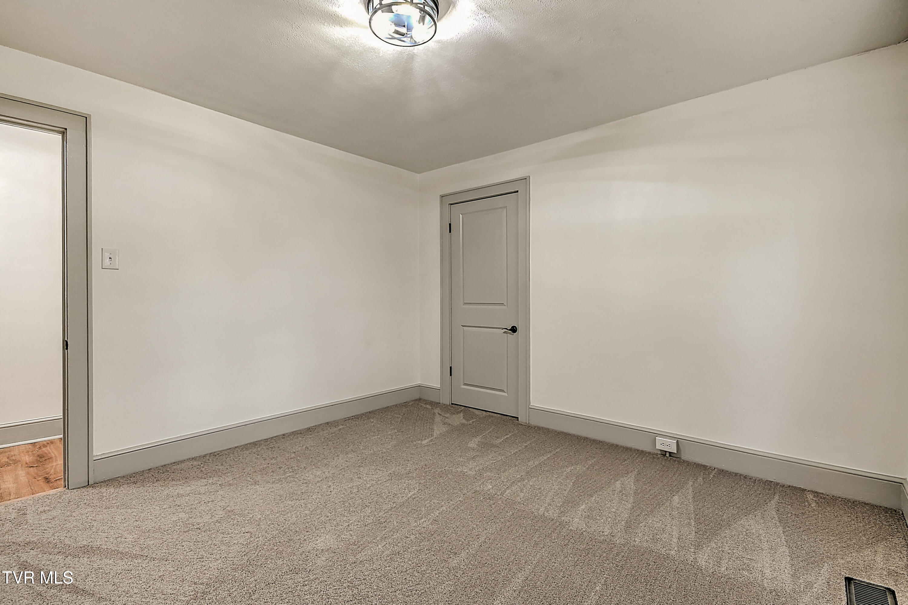 496 Pleasant Grove Road Bluff City, TN 37618 - Photo 15 of 39 496 Pleasant Grove KB-33