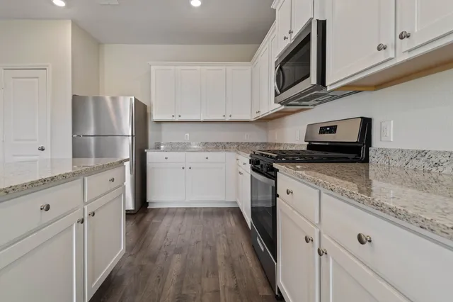 $2,170 | 15870 Berry Hl Drive, Conroe, TX 77303