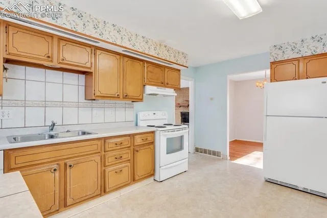 a view of an empty room with a ceiling fan