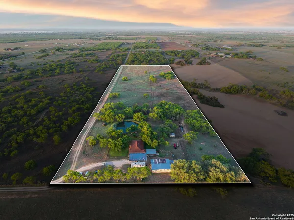 $549,000 | 4416 County Road 117, Floresville, TX 78114