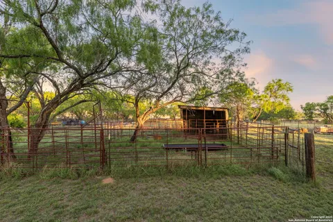 $599,000 | 4416 County Road 117, Floresville, TX 78114