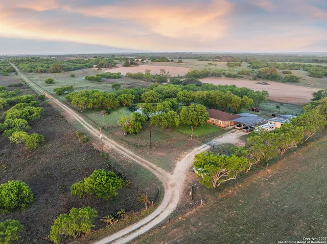 $599,000 | 4416 County Road 117, Floresville, TX 78114
