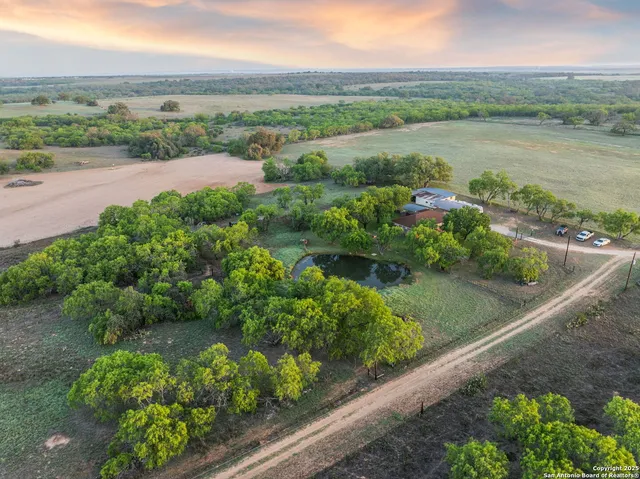 $599,000 | 4416 County Road 117, Floresville, TX 78114