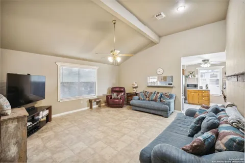 $599,000 | 4416 County Road 117, Floresville, TX 78114