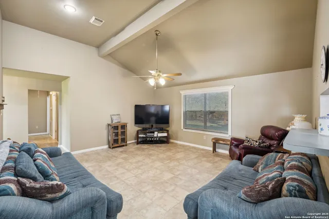 $599,000 | 4416 County Road 117, Floresville, TX 78114