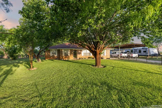 $599,000 | 4416 County Road 117, Floresville, TX 78114