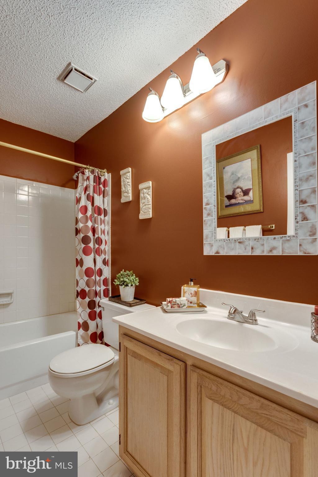 1447 Newport Spring Court Reston, VA 20194 - Photo 20 of 29 Hall bath