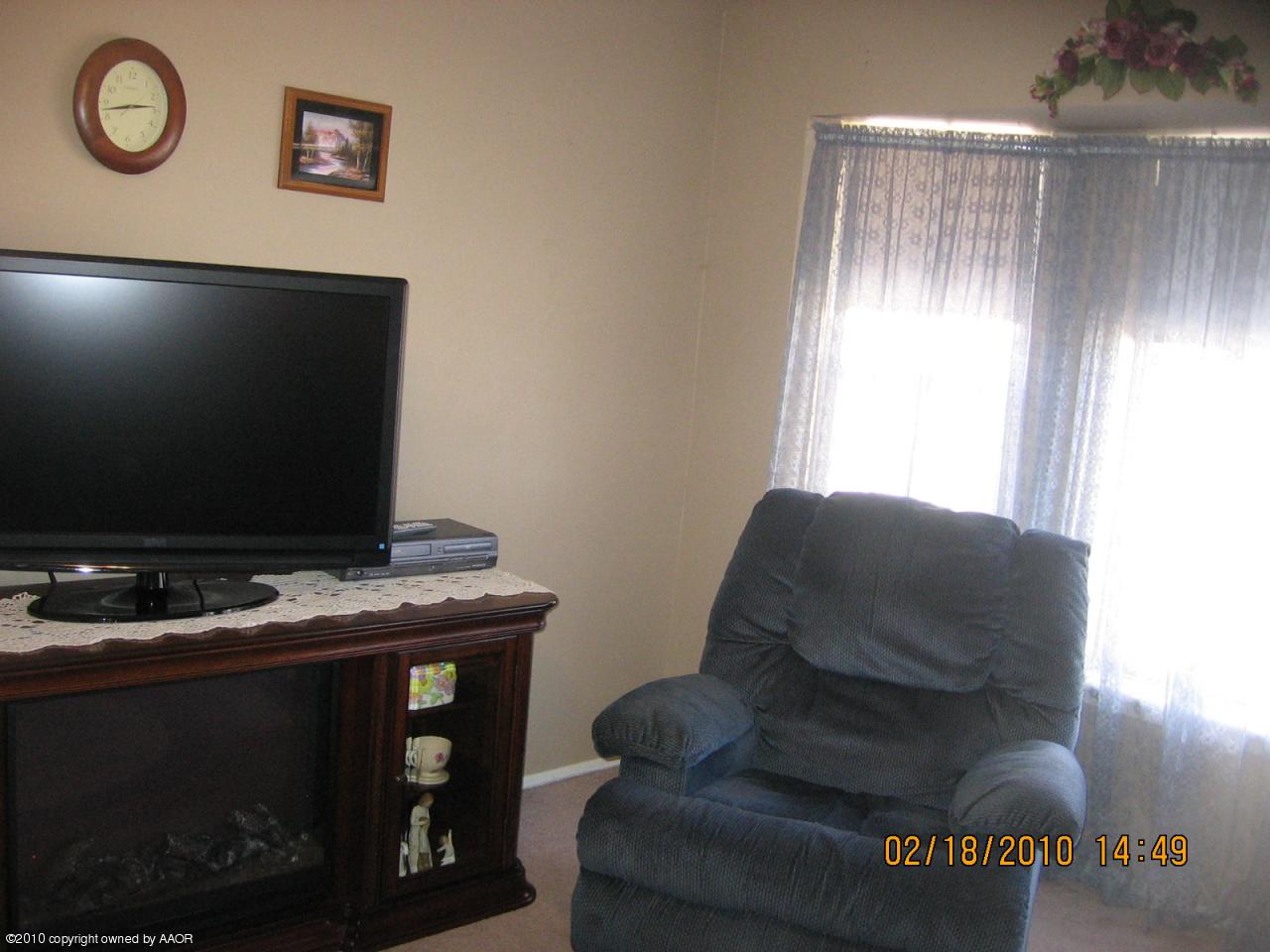 2603 Douglas Drive Amarillo, TX 79110 - Photo 5 of 20 NORTH END OF LV RM WITH BAY WINDOW
