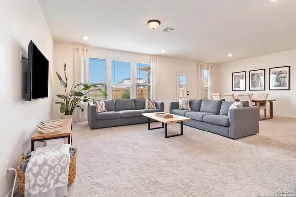 $2,200 | 6611 Runaway Row, Converse, TX 78109