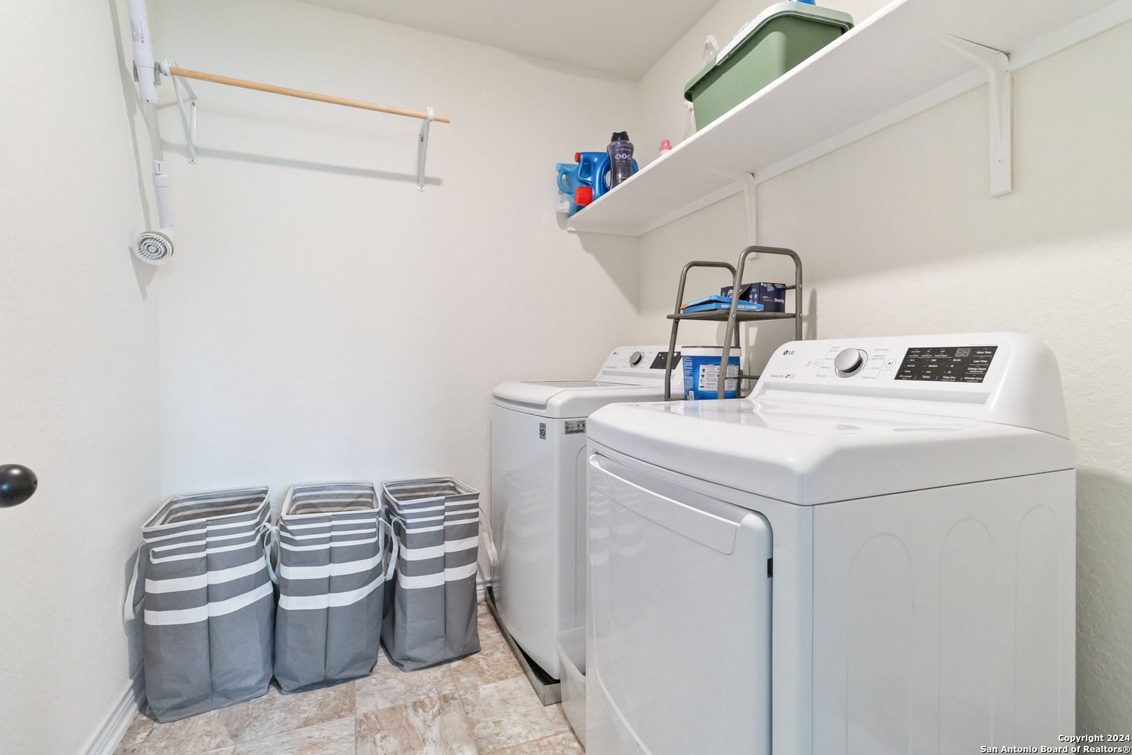 6611 Runaway Row Converse, TX 78109 - Photo 25 of 30 a bathroom with a sink toilet and shower