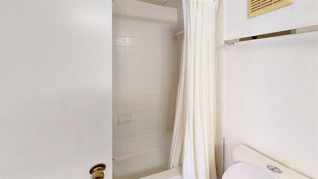 4531 North O'Connor Road, Unit 1196 Irving, TX 75062 - Photo 10 of 14 Bathroom with toilet and shower / bath combo