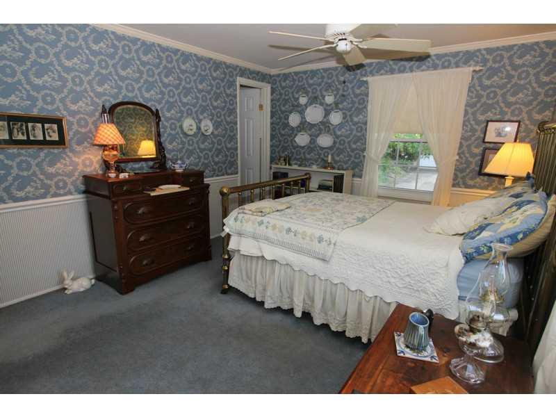 155 Foxcroft Road Pittsburgh, PA 15220 - Photo 16 of 24 Bedroom.