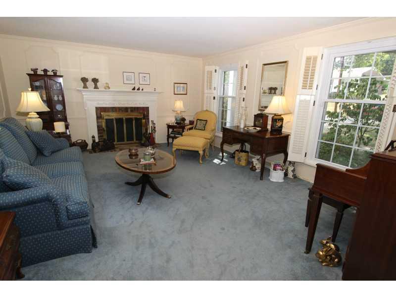 155 Foxcroft Road Pittsburgh, PA 15220 - Photo 3 of 24 Living Room.