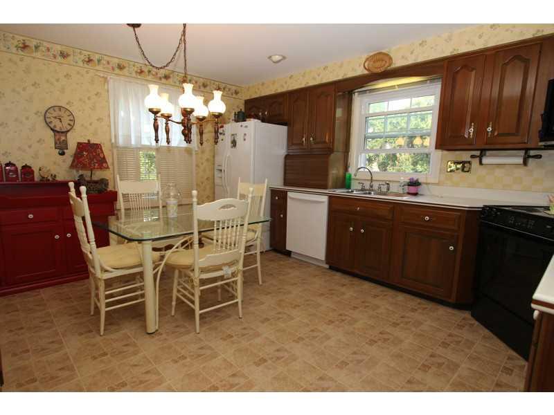 155 Foxcroft Road Pittsburgh, PA 15220 - Photo 9 of 24 Kitchen.