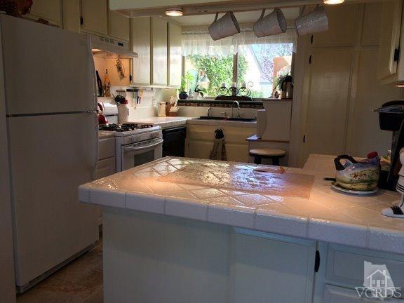 424 Reed Way Port Hueneme, CA 93041 - Photo 18 of 68 a kitchen with sink a window and cabinets