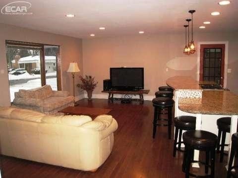 986 Parallel Street Fenton, MI 48430 - Photo 4 of 27 20430274-3.JPG