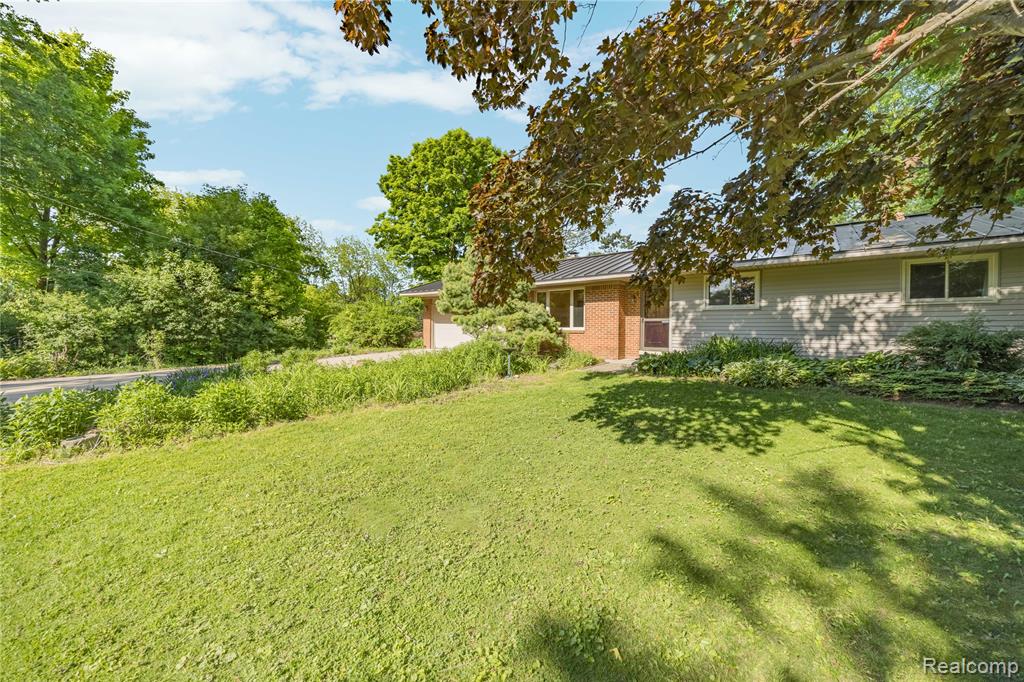 760 Waterbury Road Highland, MI 48356 - Photo 5 of 62