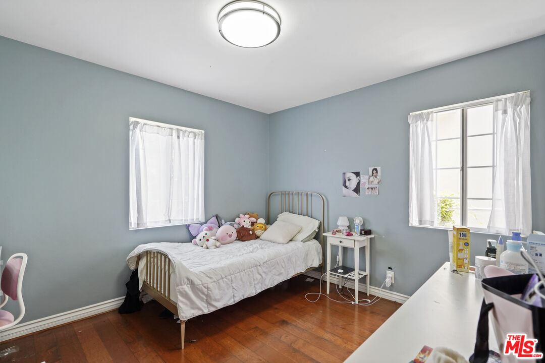 2477 Coolidge Avenue Los Angeles, CA 90064 - Photo 29 of 30 a bedroom with a bed and a window