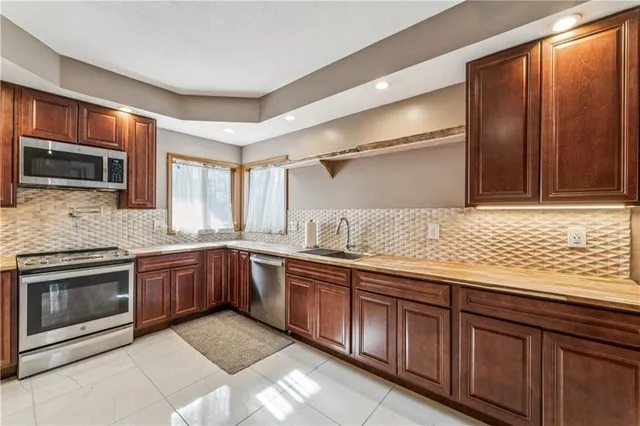 $400,000 | 336 Southwest Raintree Drive, Lee's Summit, MO 64082