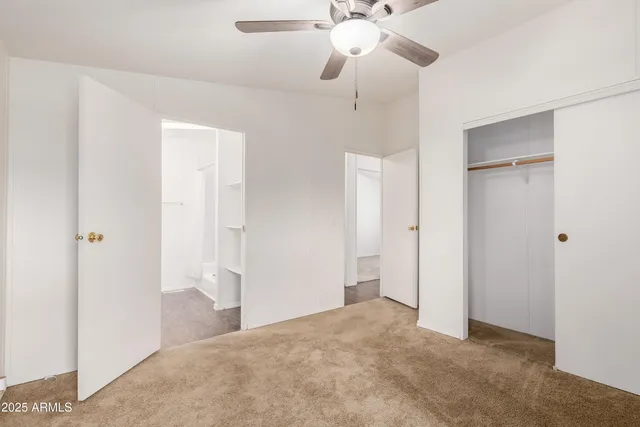 a view of empty room with a ceiling fan