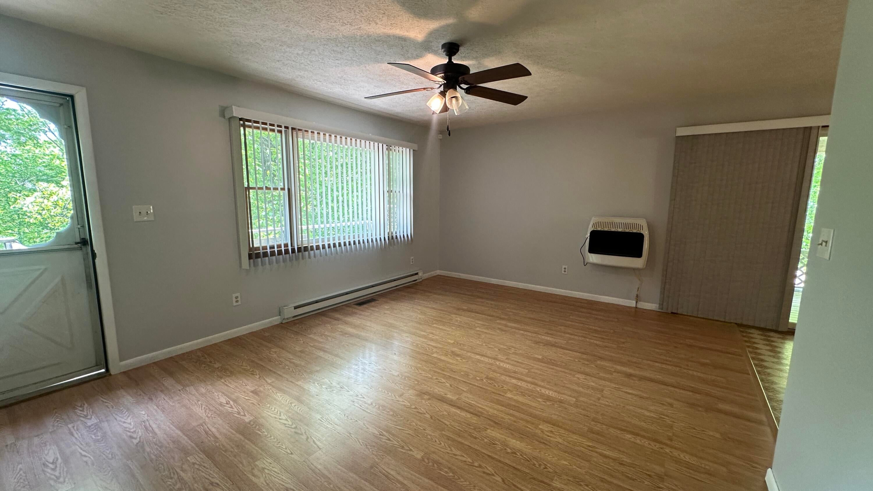 186 View Road Alderson, WV 24910 - Photo 9 of 39 Living Room