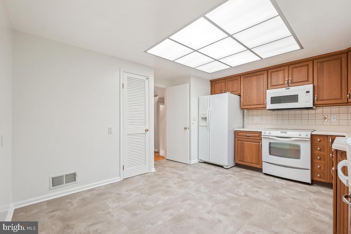 10620 Seneca Ridge Drive Gaithersburg, MD 20886 - Photo 14 of 53 Eat-In Kitchen