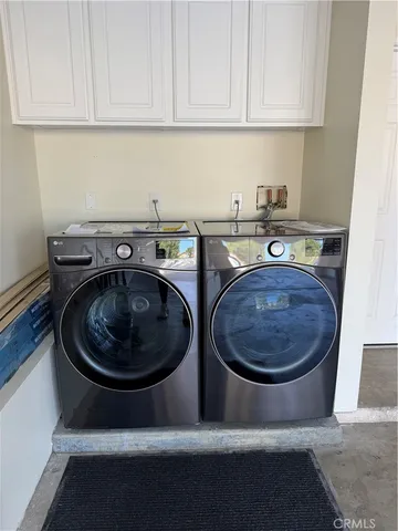 a view of a washer and dryer
