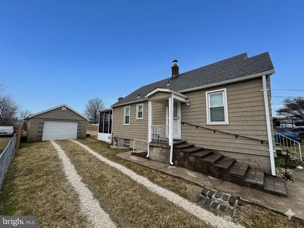 a view of a house with backyard