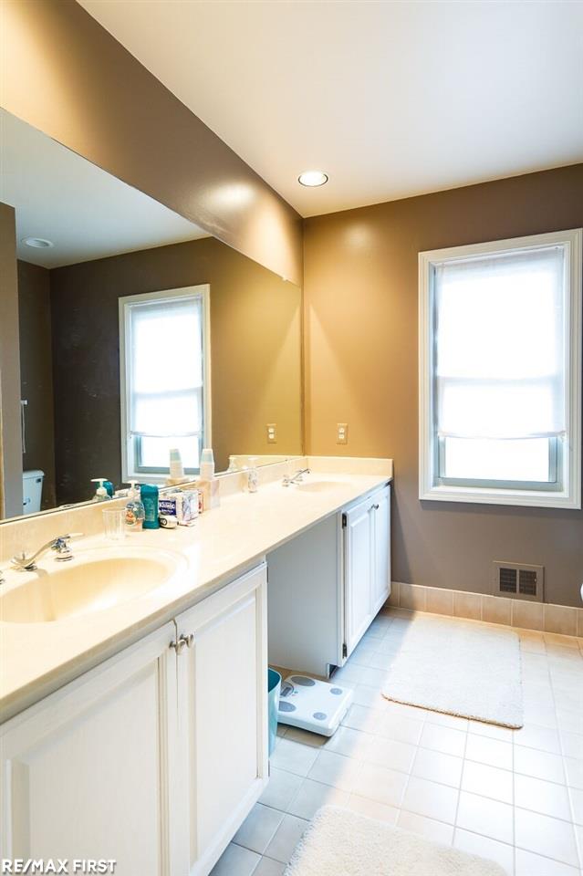 4927 Rivers Edge Drive Troy, MI 48098 - Photo 7 of 15 50000309-6.JPG
