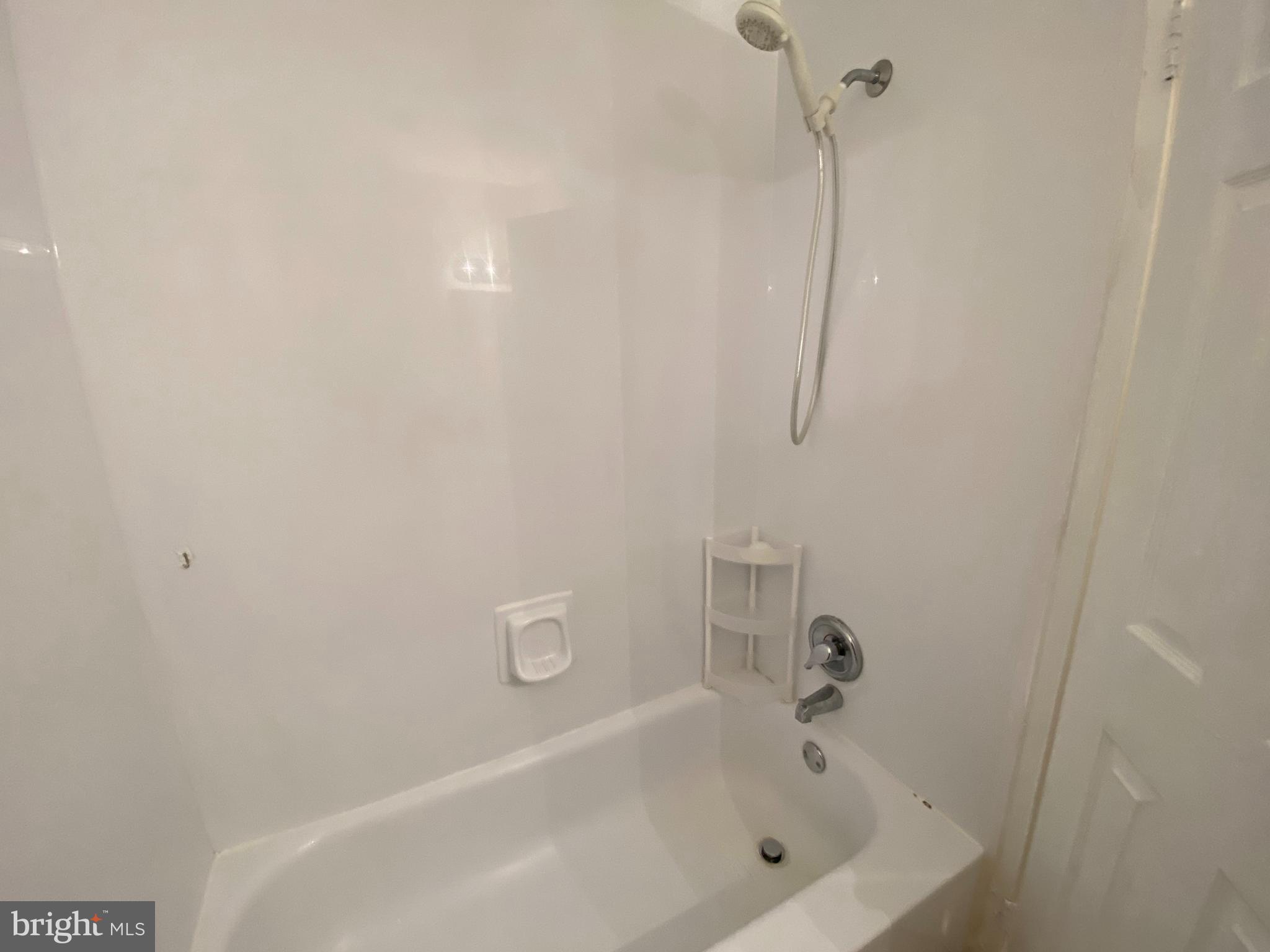 280 Bridgewater Road, Unit B18 Brookhaven, PA 19015 - Photo 18 of 23 Easy clean tub