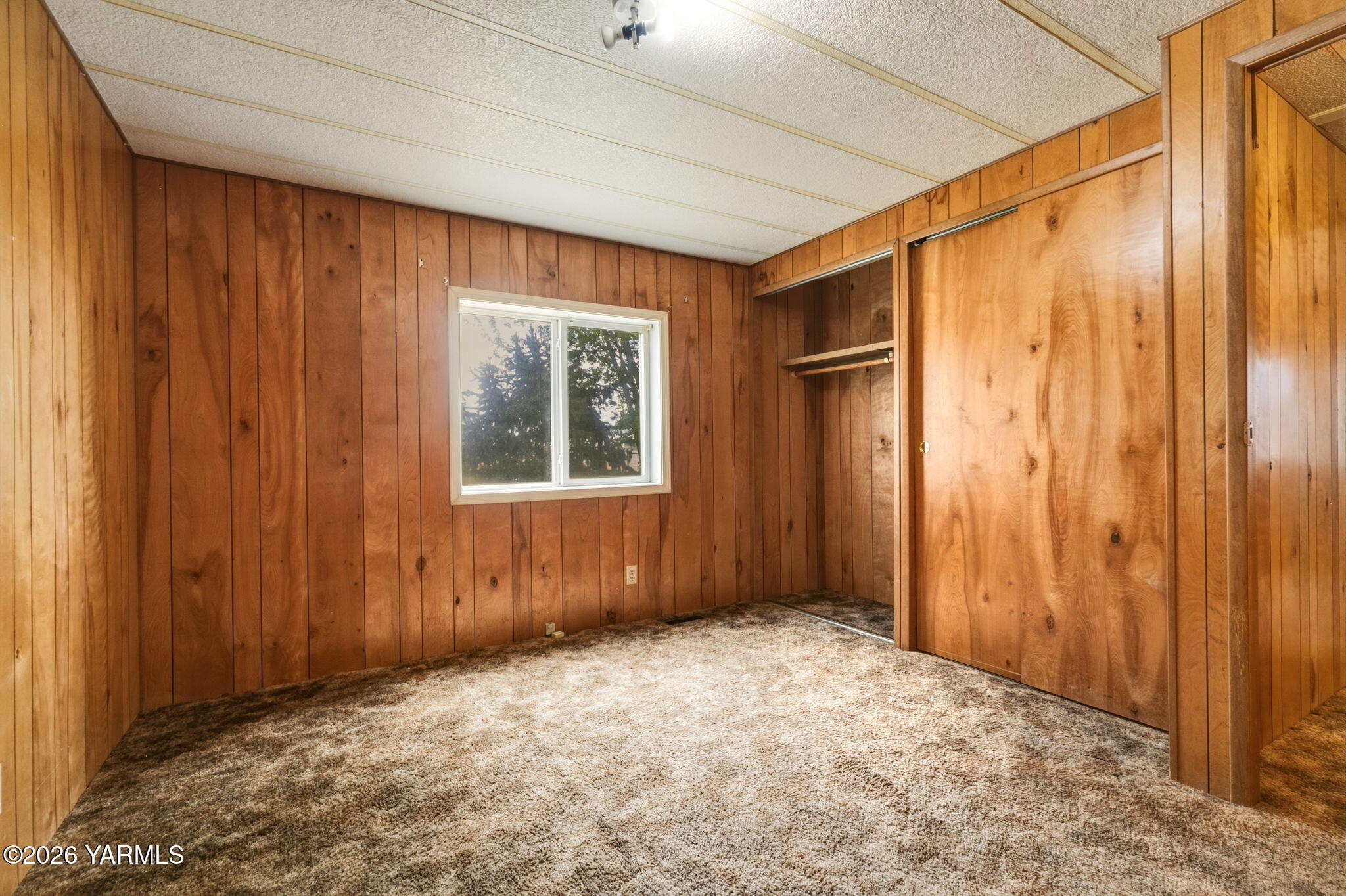 171 Gopher Road Selah, WA 98942 - Photo 15 of 24 an empty room with windows