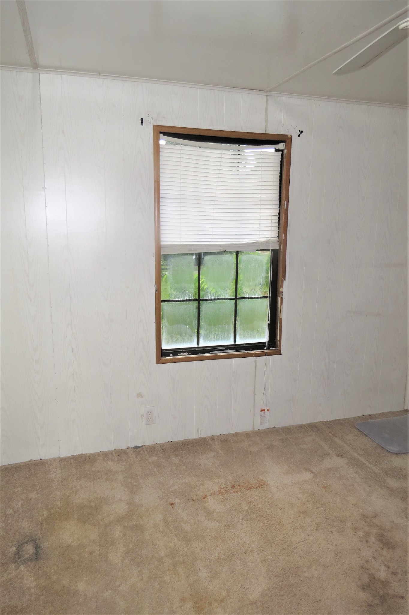2749 North Mt Pleasant Road Greenbrier, TN 37073 - Photo 7 of 13 an empty room with a window