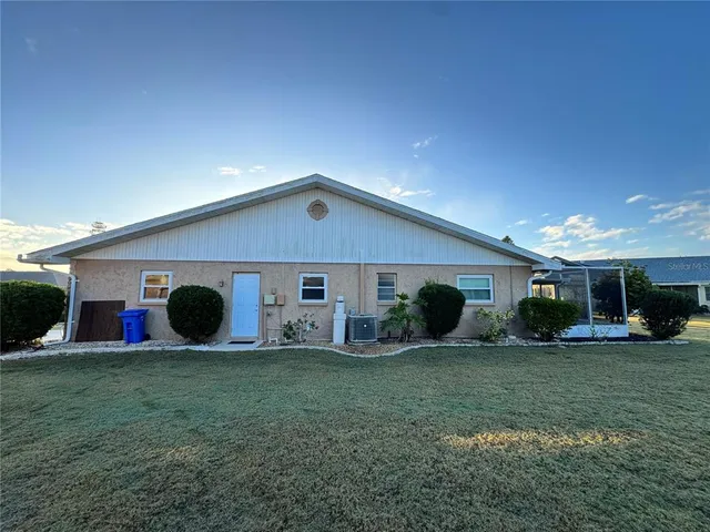 a view of a house with backyard