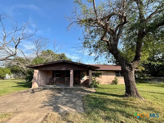 a view of a house with backyard