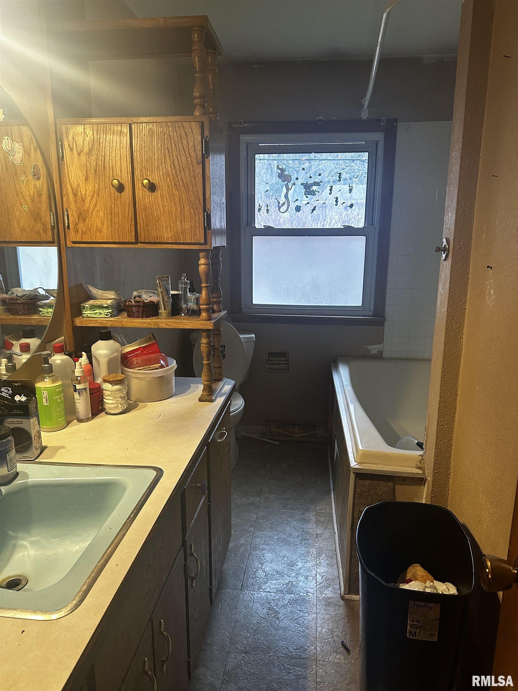 654 Waverly Road Davenport, IA 52804 - Photo 5 of 15 Gallery Image 5