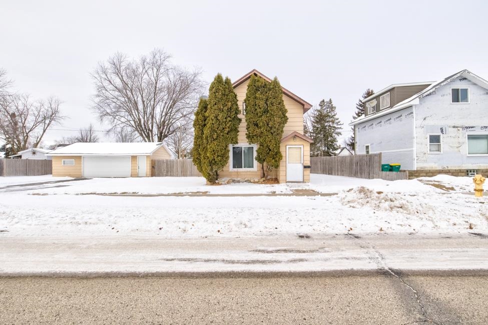 1031 Spruce Street Marinette, WI 54143 - Photo 2 of 37