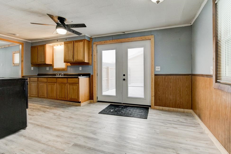 1031 Spruce Street Marinette, WI 54143 - Photo 4 of 37