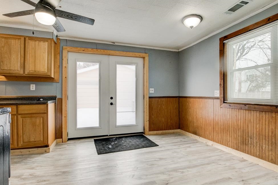 1031 Spruce Street Marinette, WI 54143 - Photo 5 of 37