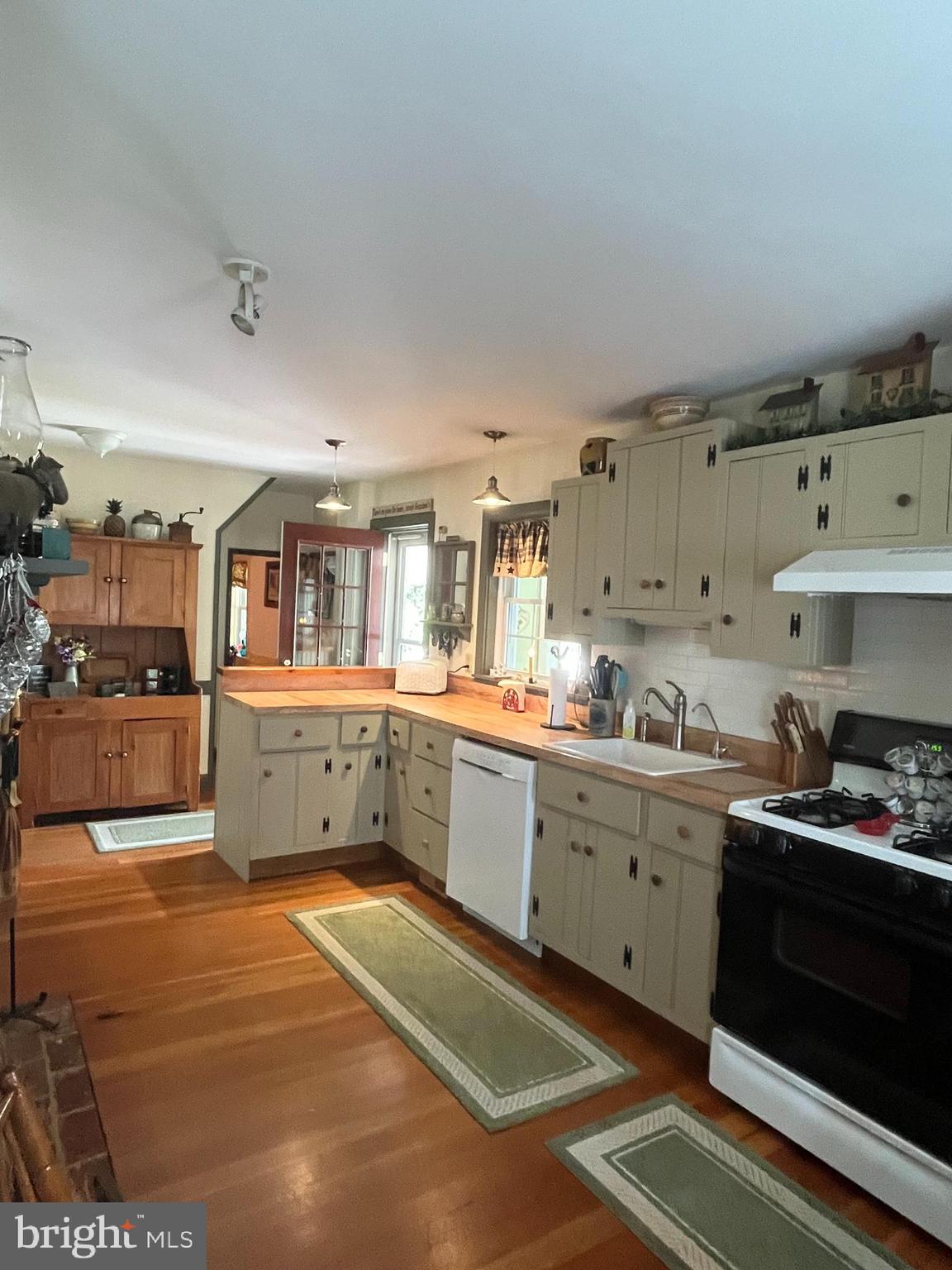 3454 Uniontown Road Westminster, MD 21158 - Photo 18 of 57 Lots of Cabinetts & Counter