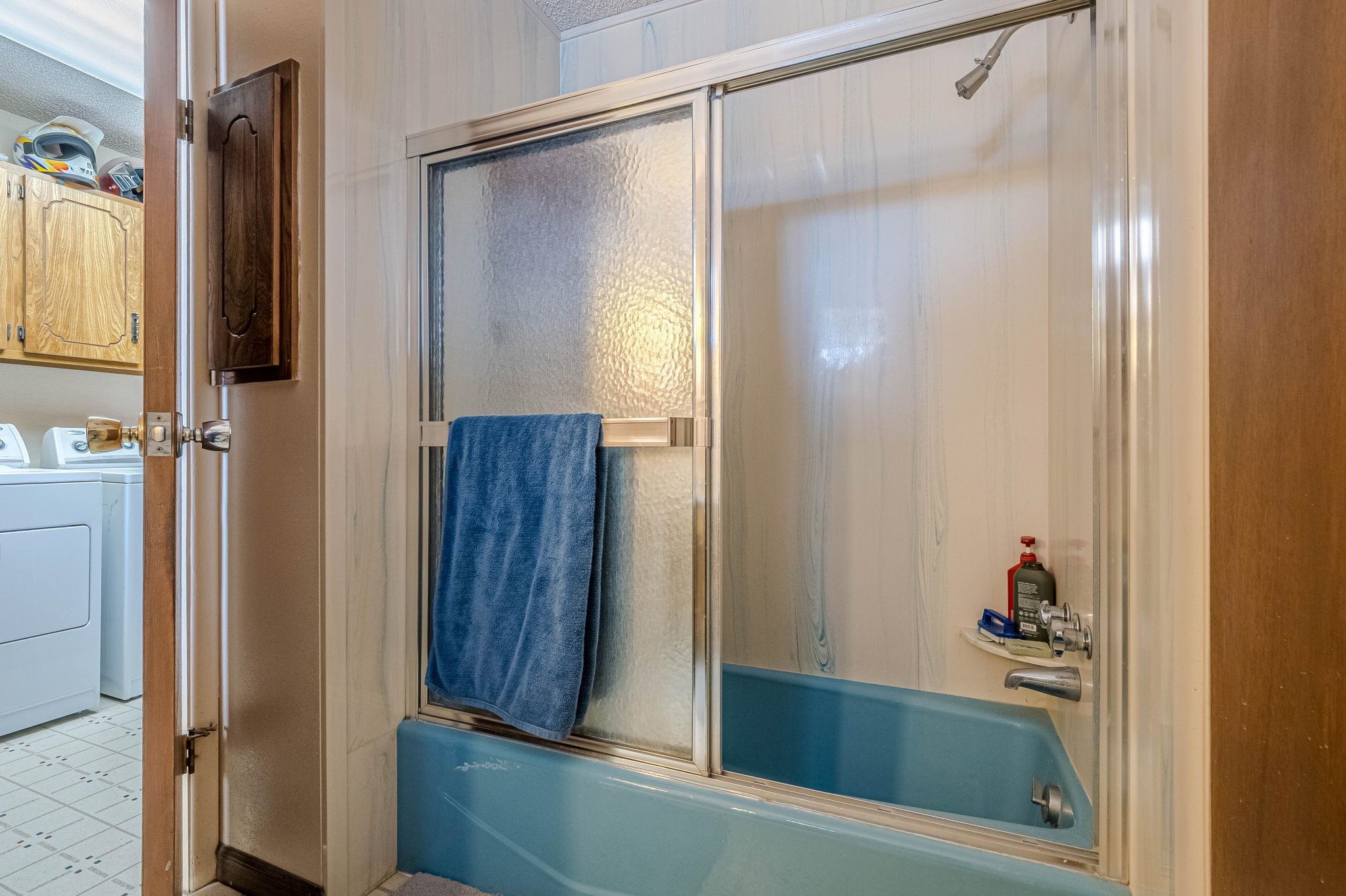 1176-17 17 1/2 Road Fruita, CO 81521 - Photo 19 of 42 a bathroom with a shower and a tub