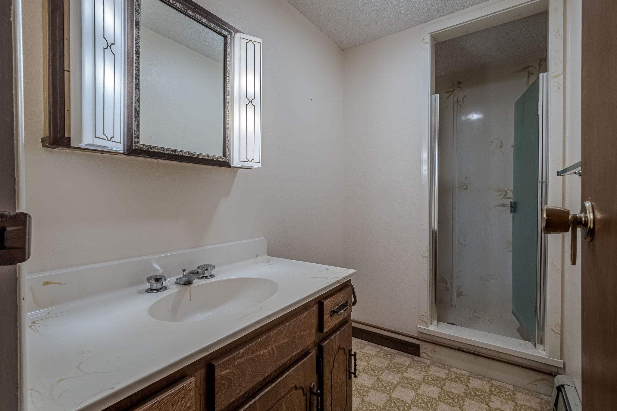 1176-17 17 1/2 Road Fruita, CO 81521 - Photo 39 of 42 a bathroom with a sink and a mirror