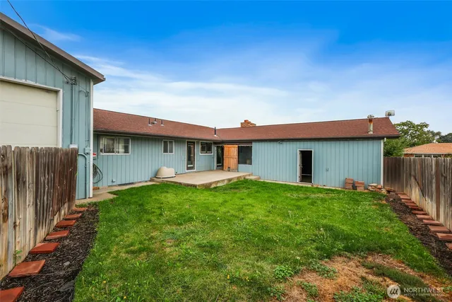 a view of a house with backyard