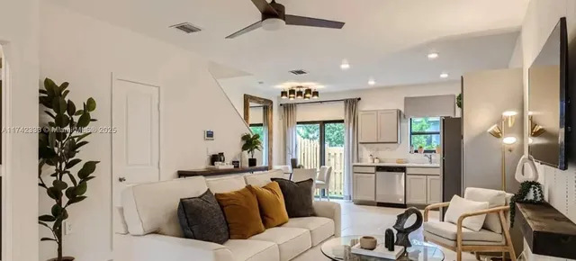 $2,700 | 322 Northeast 1st Street, Unit 1, Florida City, FL 33034