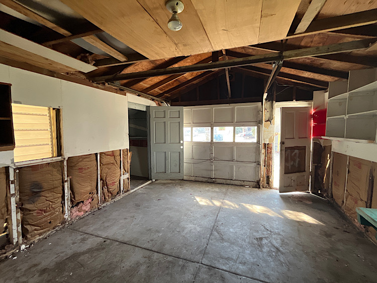 519 North View Street Aurora, IL 60506 - Photo 14 of 15 a view of a garage