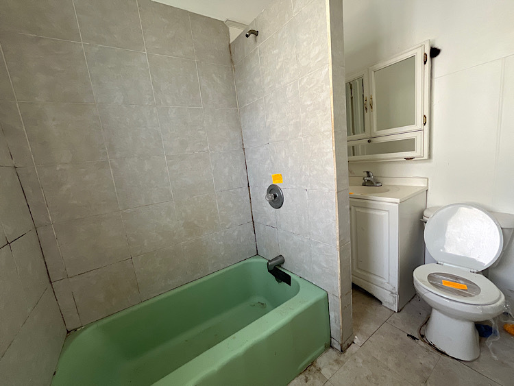 519 North View Street Aurora, IL 60506 - Photo 6 of 15 a bathroom with a toilet and a shower